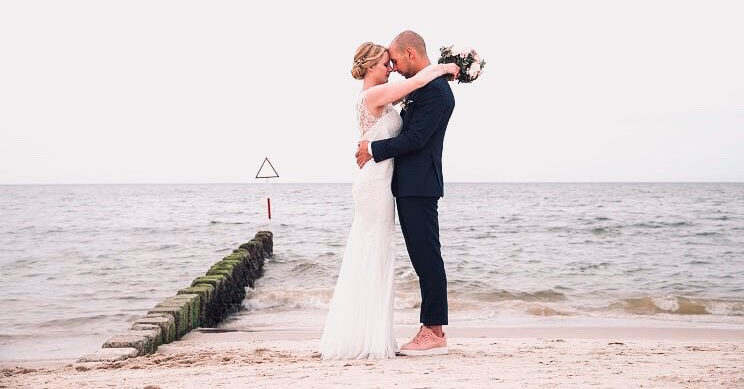 heiraten auf Sylt: Hochzeitspaar am Strand